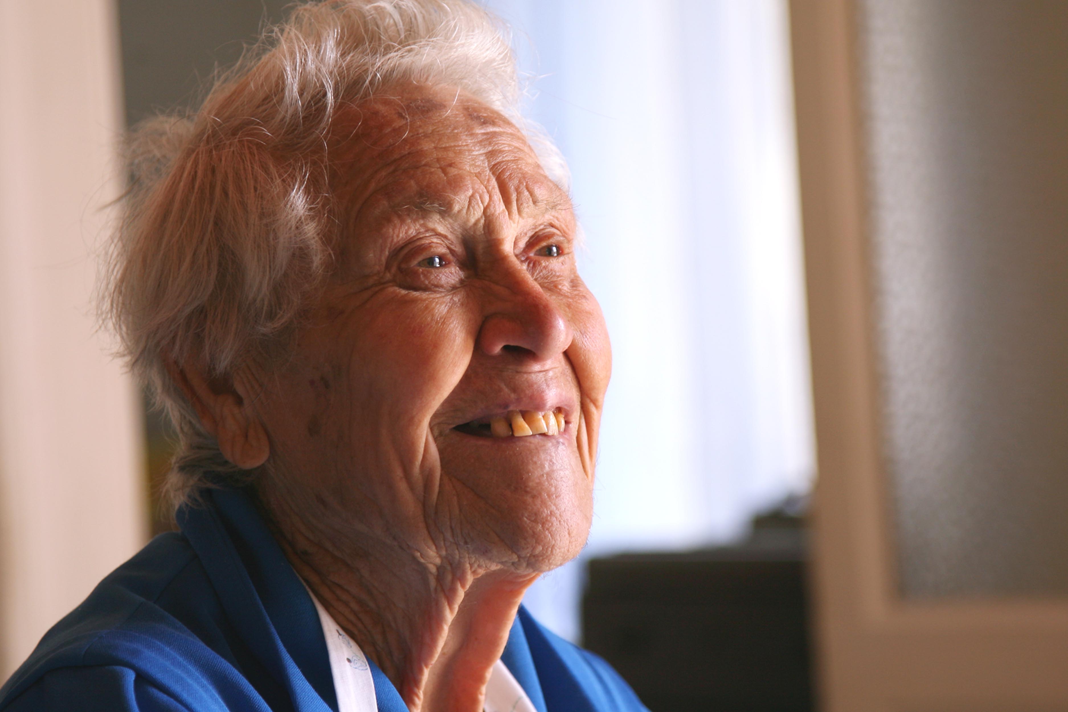 italy_ponza_nonna_smile_0293crop